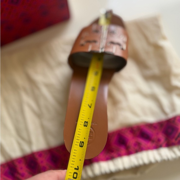 Tory Burch INES 80MM WEDGE SLIDE
CALF LEATHER/METALLIC VEG
LEATHER
SIZE US 7 - Picture 5 of 13